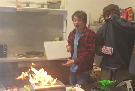 Twitch Streamer Sets Kitchen Ablaze, Then Gets Roasted Again。